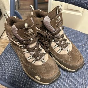 Women’s US Size 9M The North Face hiking shoes